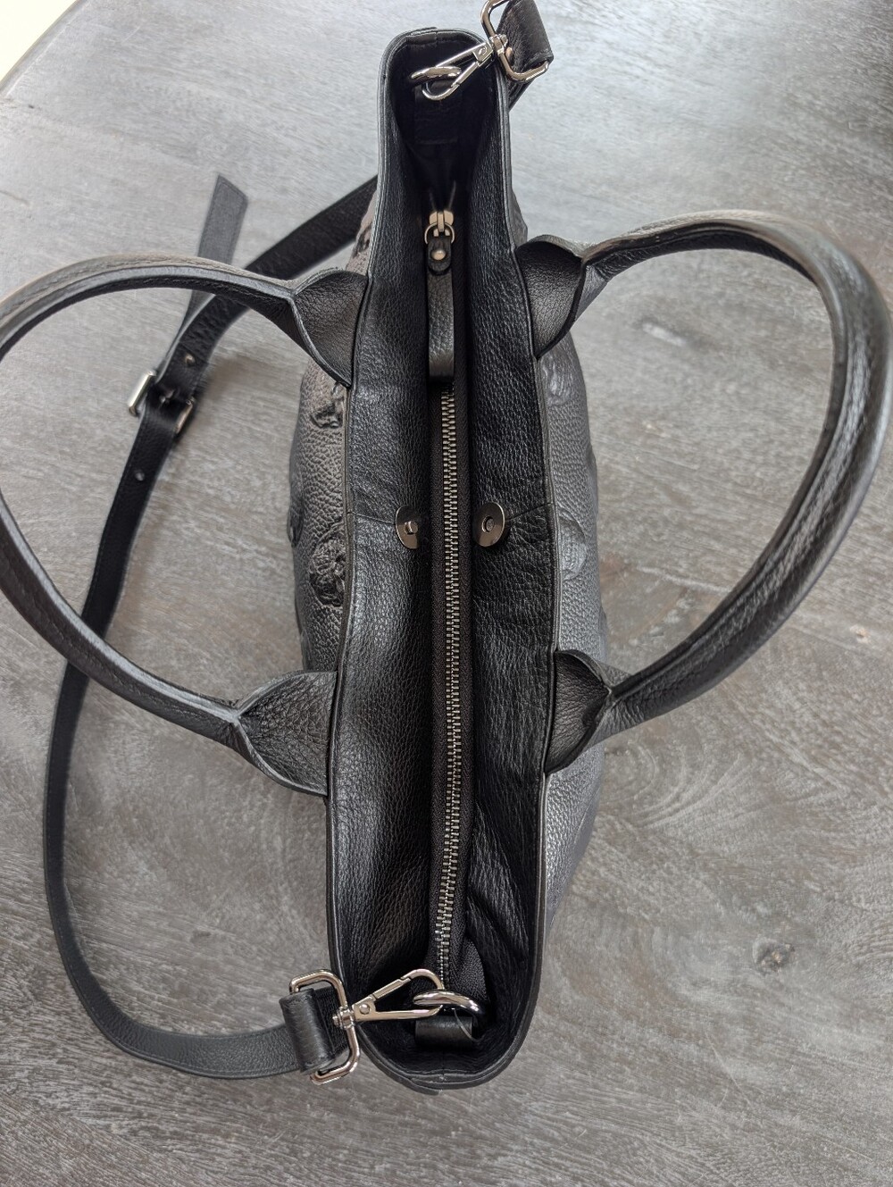 Large black leather 3D Skull Embossed Tote by IO PELLE - Picture 6 of 12